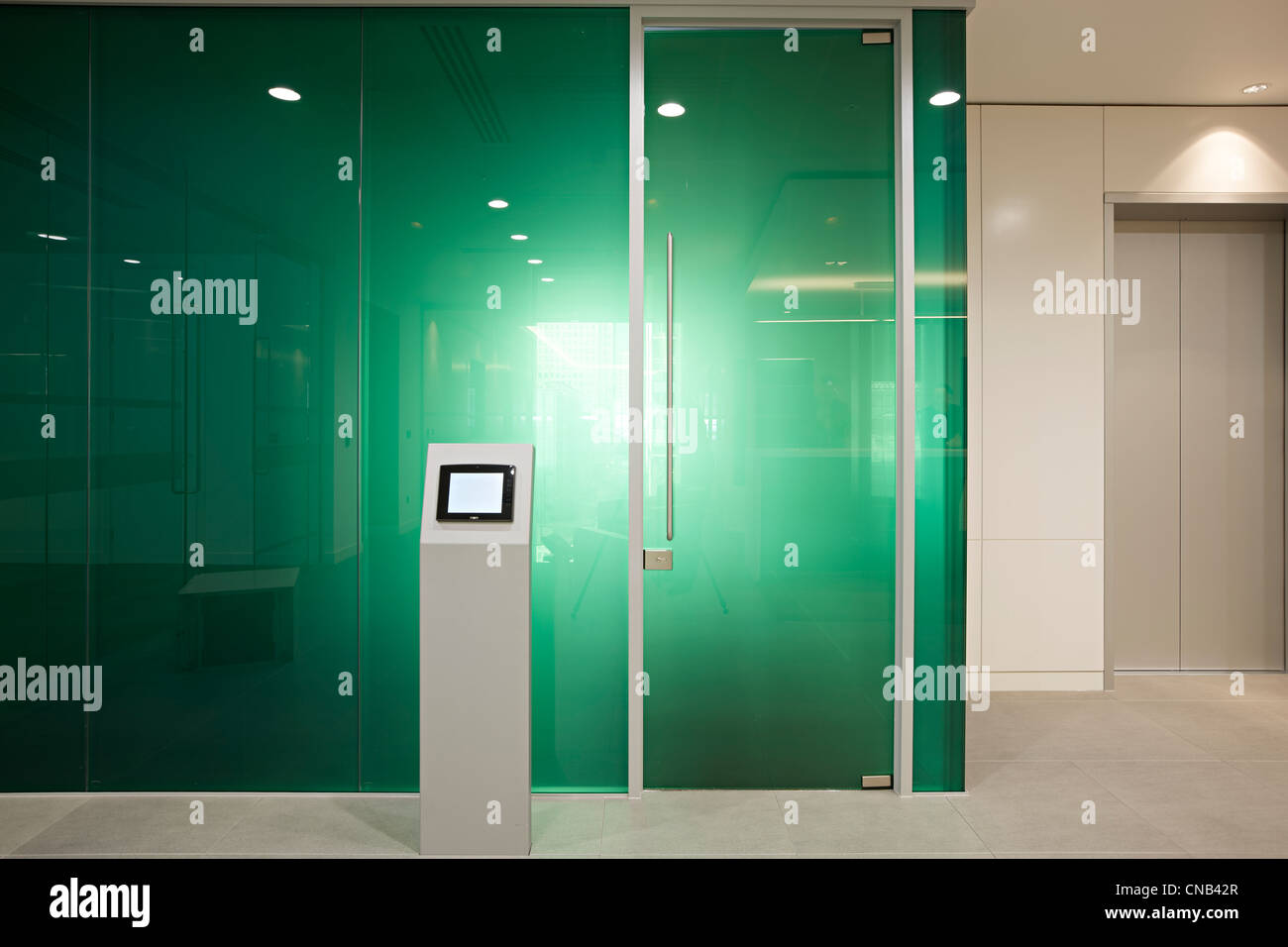 grünes Glaswand Treffen Raum Stadt Büro bank Stockfoto