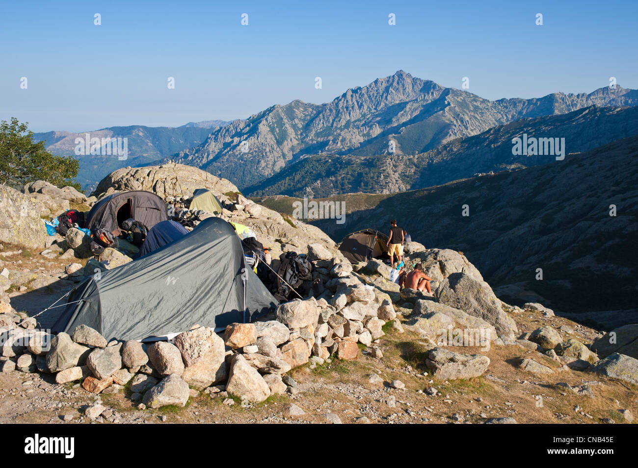 Frankreich, Haute Corse, Wandern auf dem GR 20, Biwak in der Nähe von Petra Piana-Hütte (1842m) und dem Monte d ' Oro im Hintergrund (2389m) Stockfoto