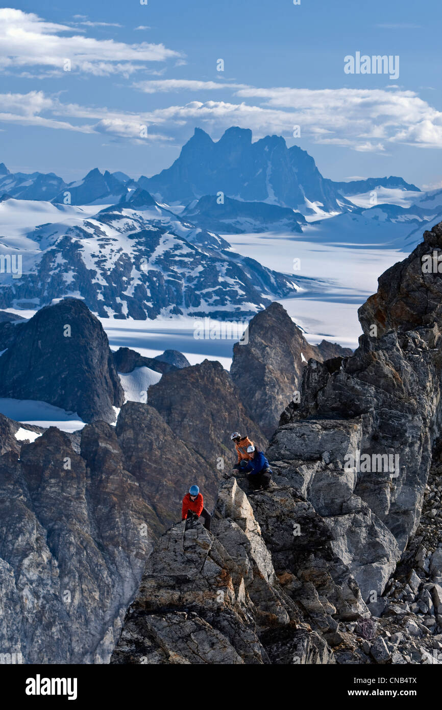 Zwei Bergsteiger auf einer Felsformation mit Blick auf die Alaska Juneau Eisfeld, Tongass National Forest, Stockfoto