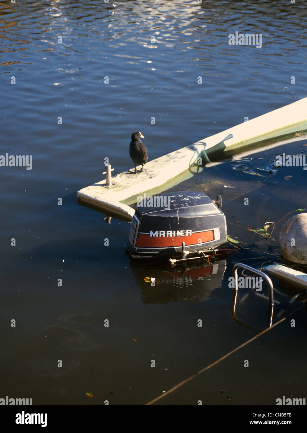 Christchurch Dorset Kai Detail des versunkenen Boot mit Außenbordmotor Stockfoto
