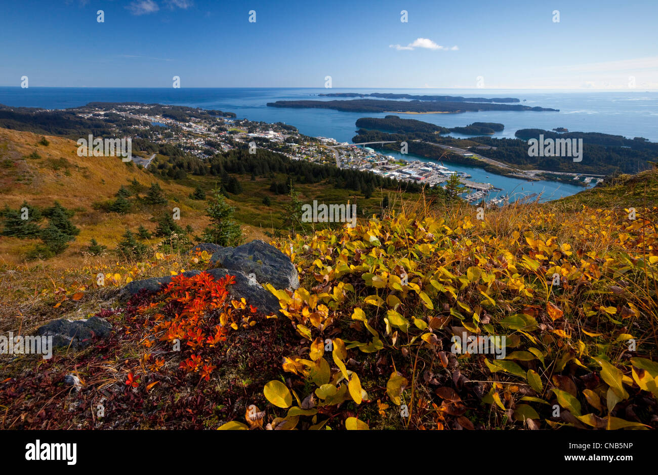 Malerische Aussicht mit Blick auf die Innenstadt von Kodiak, Chiniak Bay und Barriere Inseln von Säule Berg, Alaska, Kodiak Island, Südwesten Stockfoto