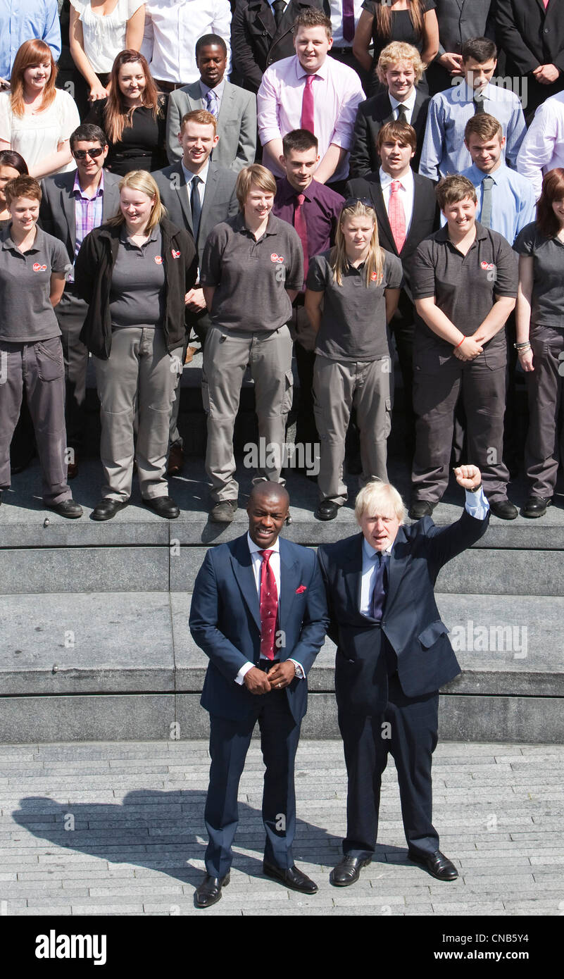 Lehrling-Schema mit Londoner Bürgermeister Boris Johnson und Lehrling Sieger Tim Campbell Stockfoto