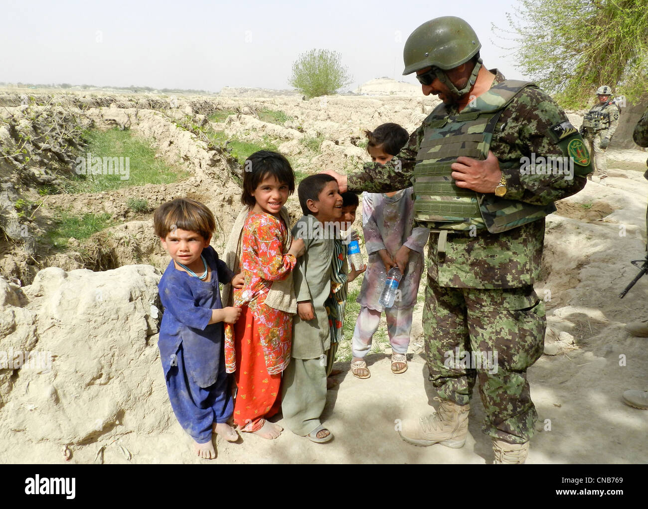 Afghan National Army Major General Ahmed Habibi nimmt sich eine Auszeit von Kampfoperationen begruesse Kinder 1. April 2012 Stockfoto