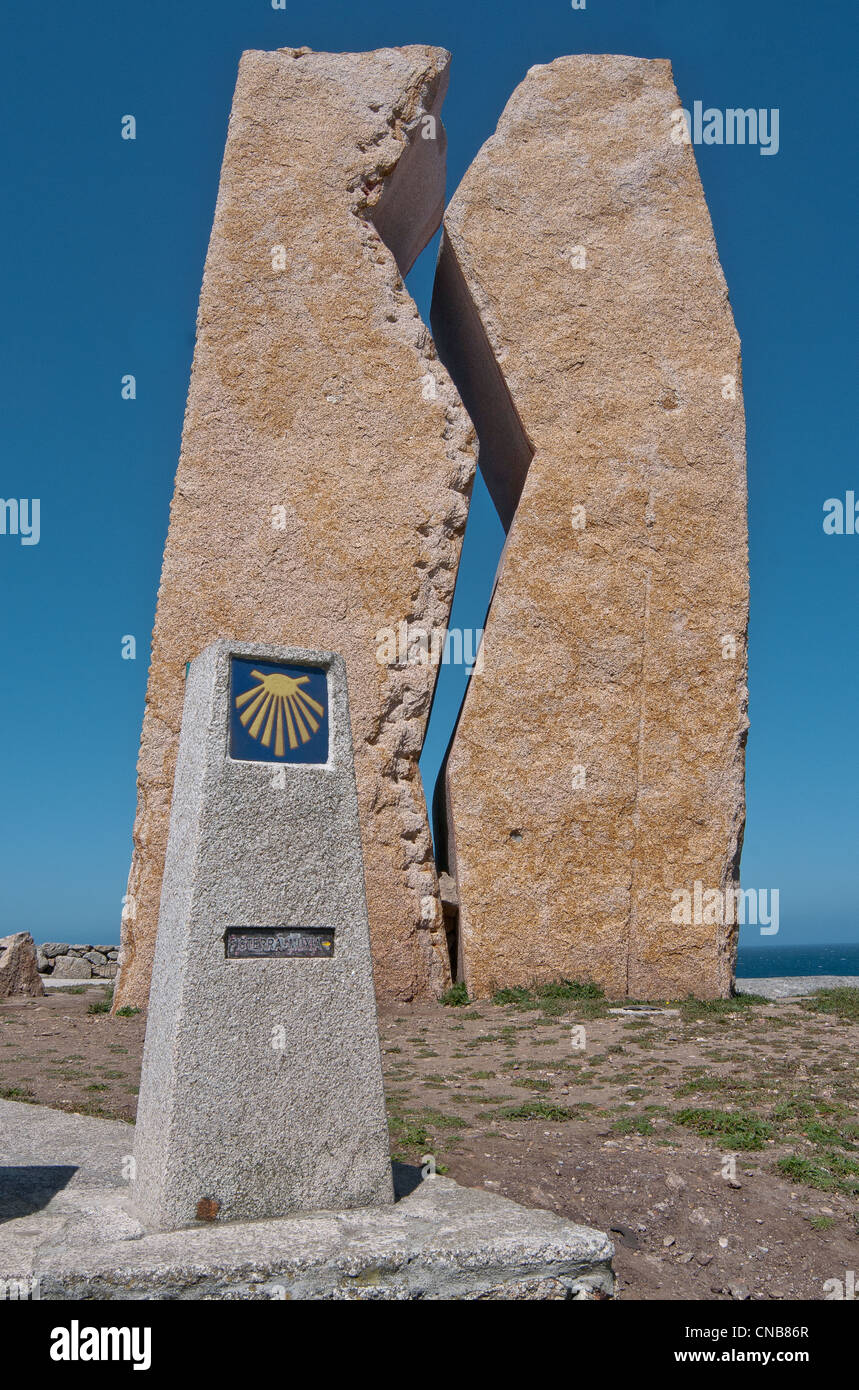 Spanien, Galicien, Muxia, Terminal Ankunft Route von Fisterra Muxia, rosa Granit-Denkmal gewidmet Ala Prestige-Katastrophe in Stockfoto