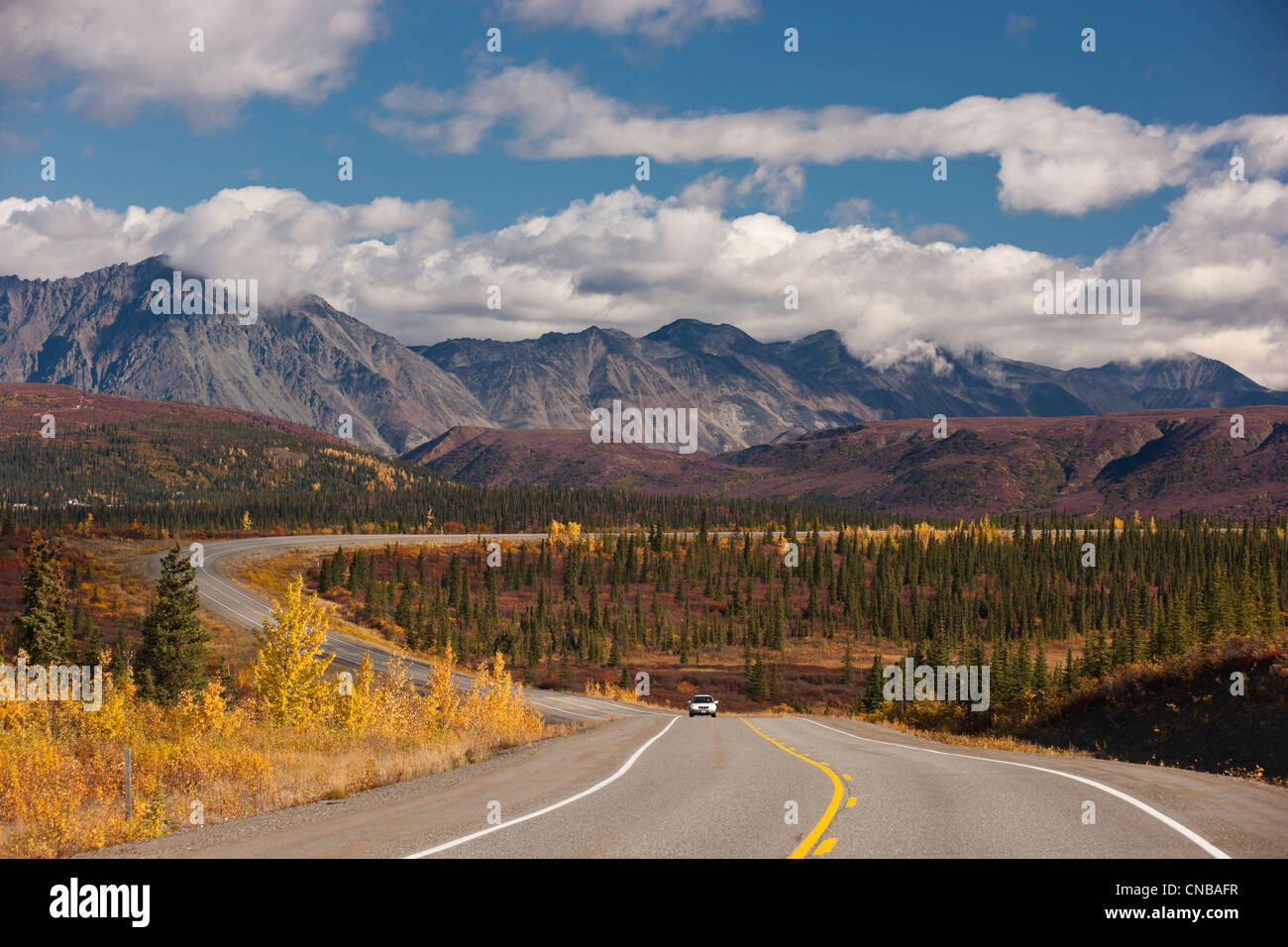 Fahrzeug fährt auf dem George Parks Highway passieren breit Pass, innen Alaska, Herbst Stockfoto