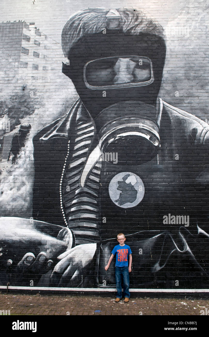 Großbritannien, Nordirland, Derry-County Derry oder Londonderry, junge vor einem Wandgemälde in der republikanischen katholischen Stockfoto
