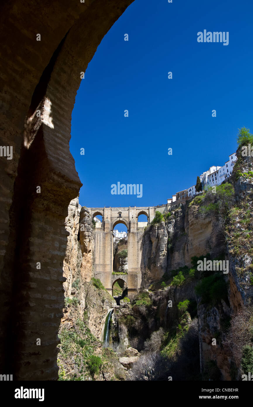 Erstaunliche Brücke von Ronda schoss aus in den Ruinen. Spanien. Stockfoto