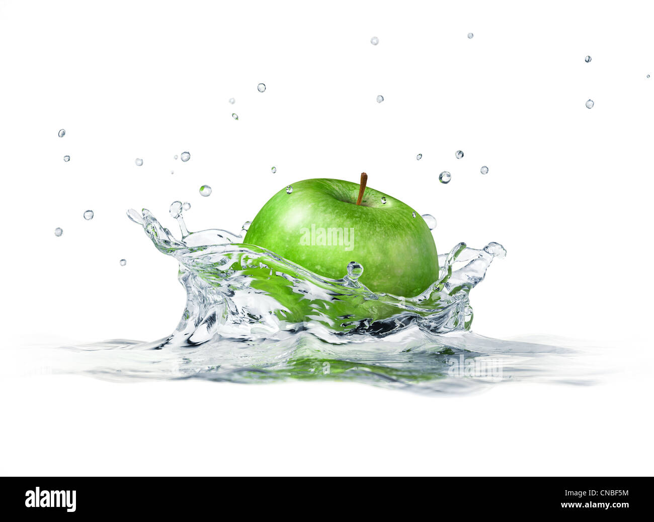 Grüner Apfel Spritzer ins Wasser. Seitenansicht mit Schärfentiefe hautnah. 3-D digitale Darstellung, auf weißem Hintergrund. Stockfoto