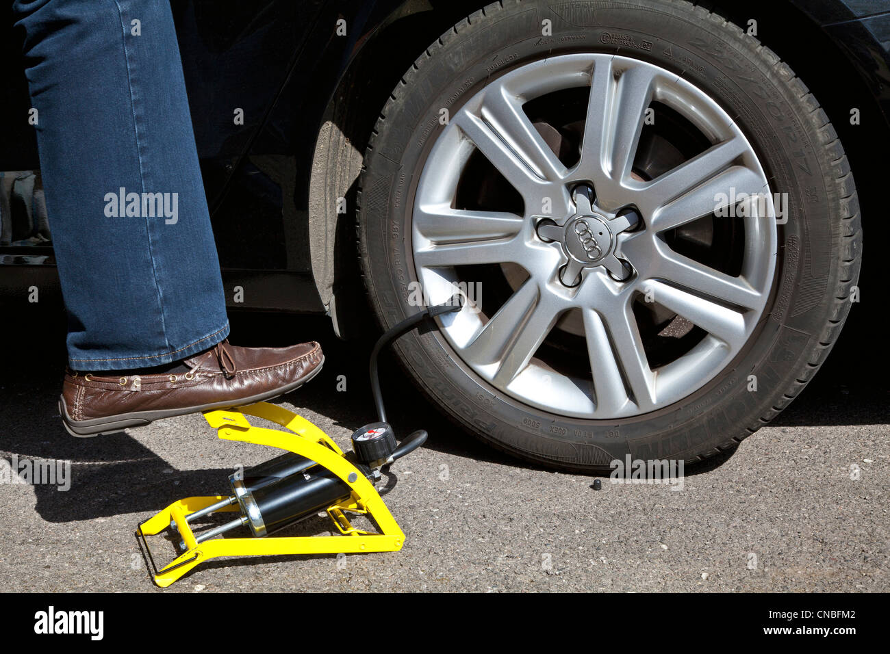 Ein Reifen aufpumpen Stockfotografie - Alamy