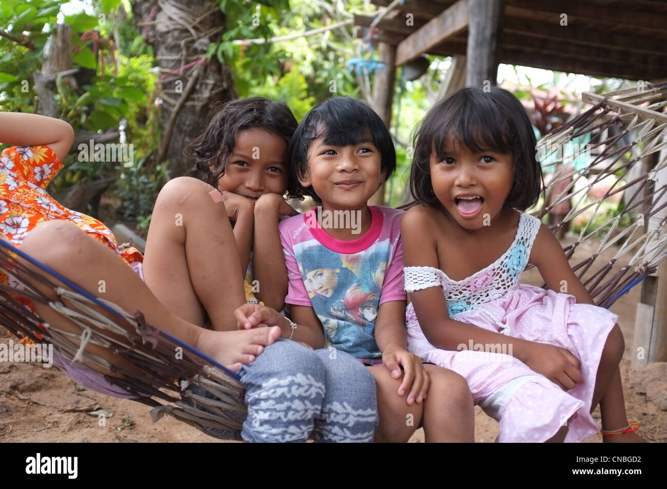 Ländlichen Thai Kinder in einem nordöstlichen Dorf sind sichtlich aufgeregt bei dem Gedanken an die bevorstehende Songkran Festival Wasser, dass Si Stockfoto