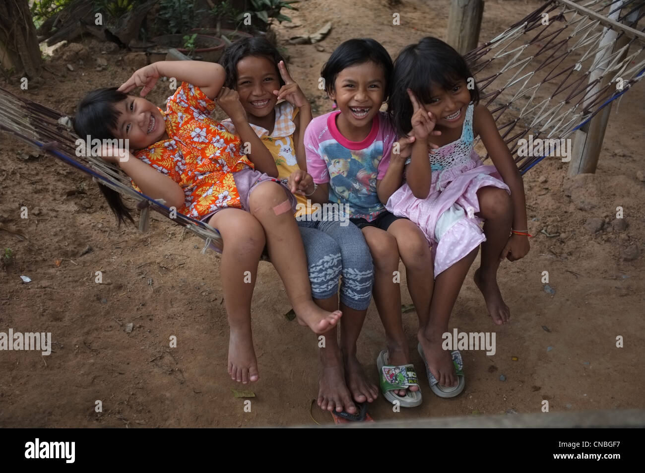 Ländlichen Thai Kinder in einem nordöstlichen Dorf sind sichtlich aufgeregt bei dem Gedanken an die bevorstehende Songkran Festival Wasser, dass Si Stockfoto