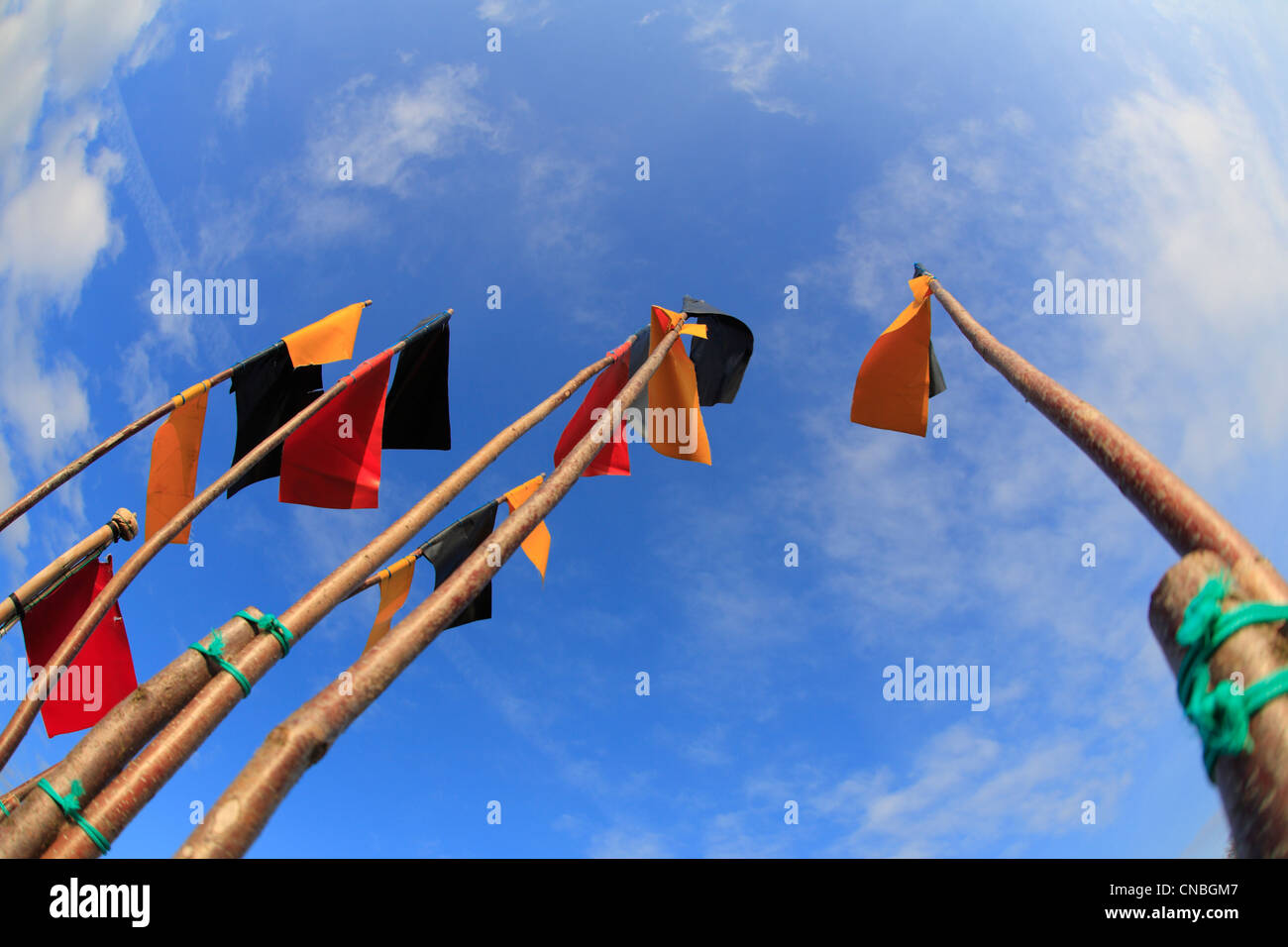 Bunte Fahnen auf Brancaster Staithe an der North Norfolk-Küste. Stockfoto