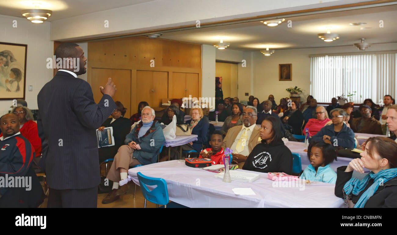 Detroit, Michigan - Detroit Stadtrat André Spivey spricht bei einem Treffen der Organisation der Morningside-Gemeinde. Stockfoto