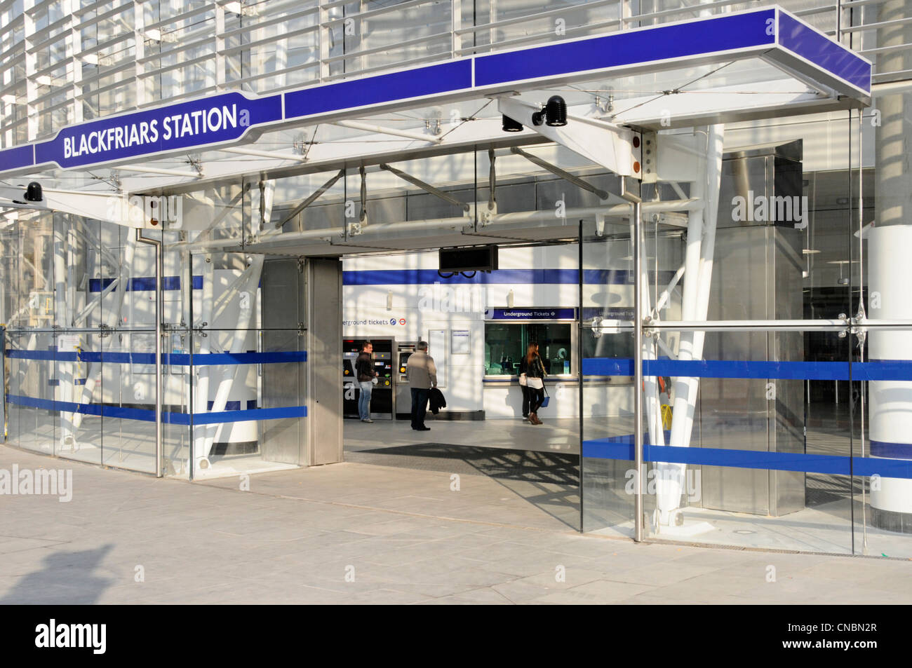 Öffentliche Verkehrsmittel Eingang Blackfriars U-Bahnhof & Zugang auch zu mainline Züge Blackfriars Bridge London England Stockfoto