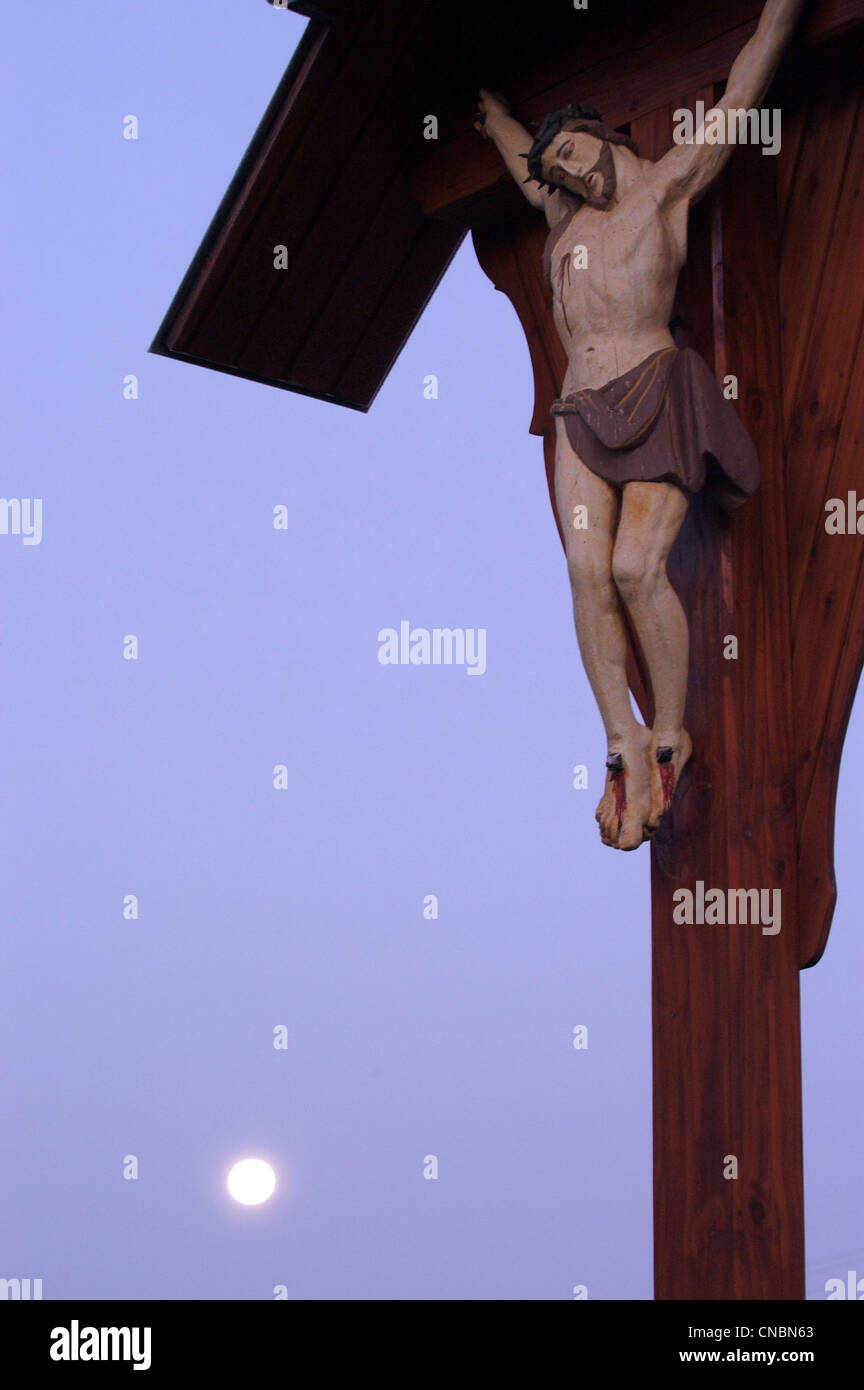 Figur des gekreuzigten Jesus Christus und Vollmond Stockfoto