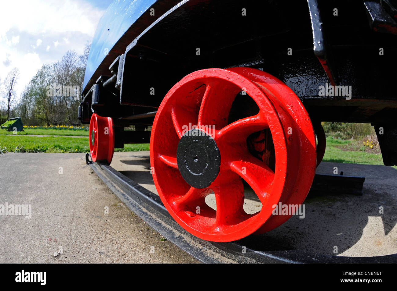 Rot lackiert Stahlrad eines Angebots LKW verwendet, um Kohle und Material und aus einer Kohlengrube tragen. Stockfoto