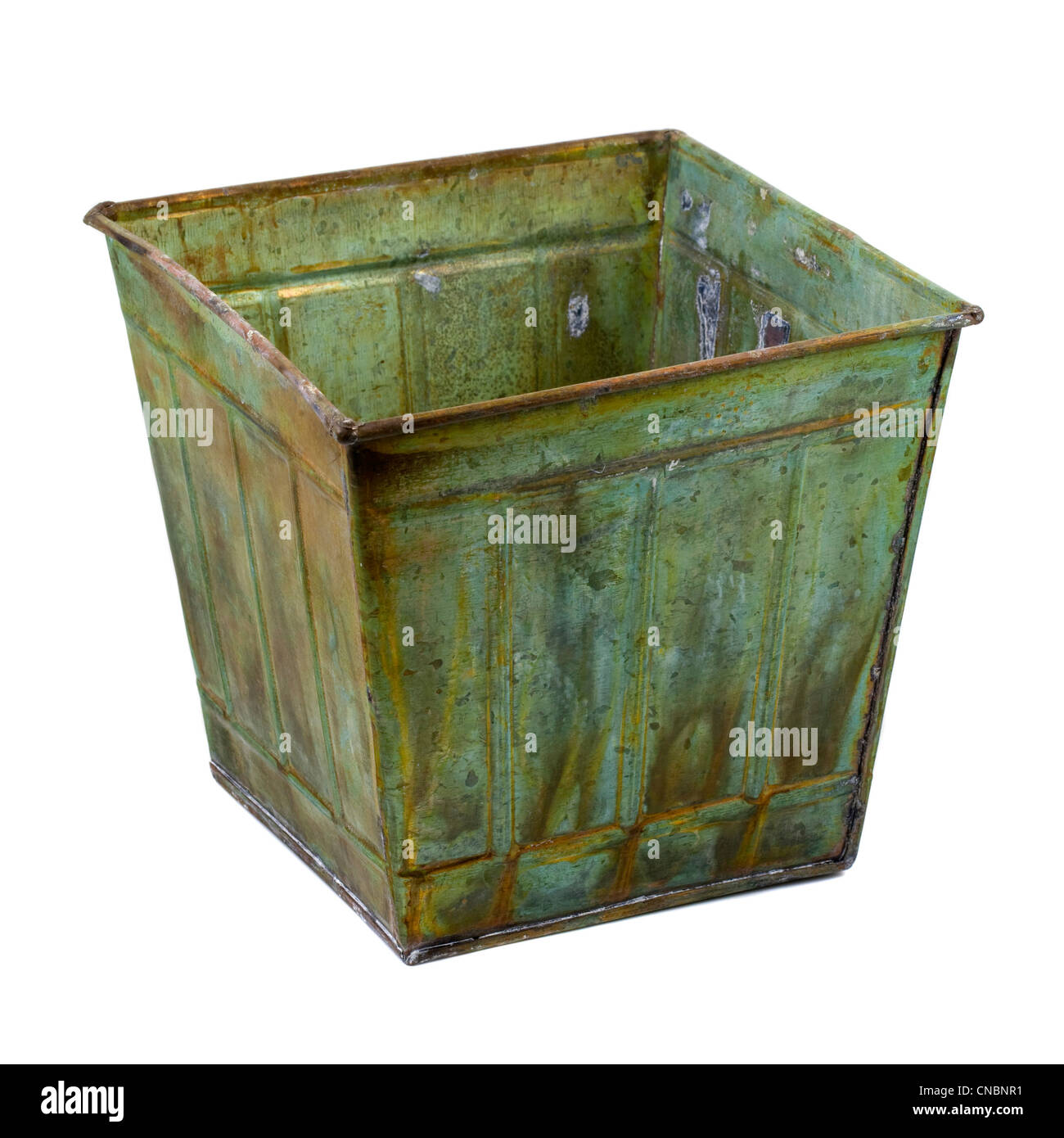 Metall-Container (Topf) mit einer Grunge-Patina finish isoliert auf weiss Stockfoto