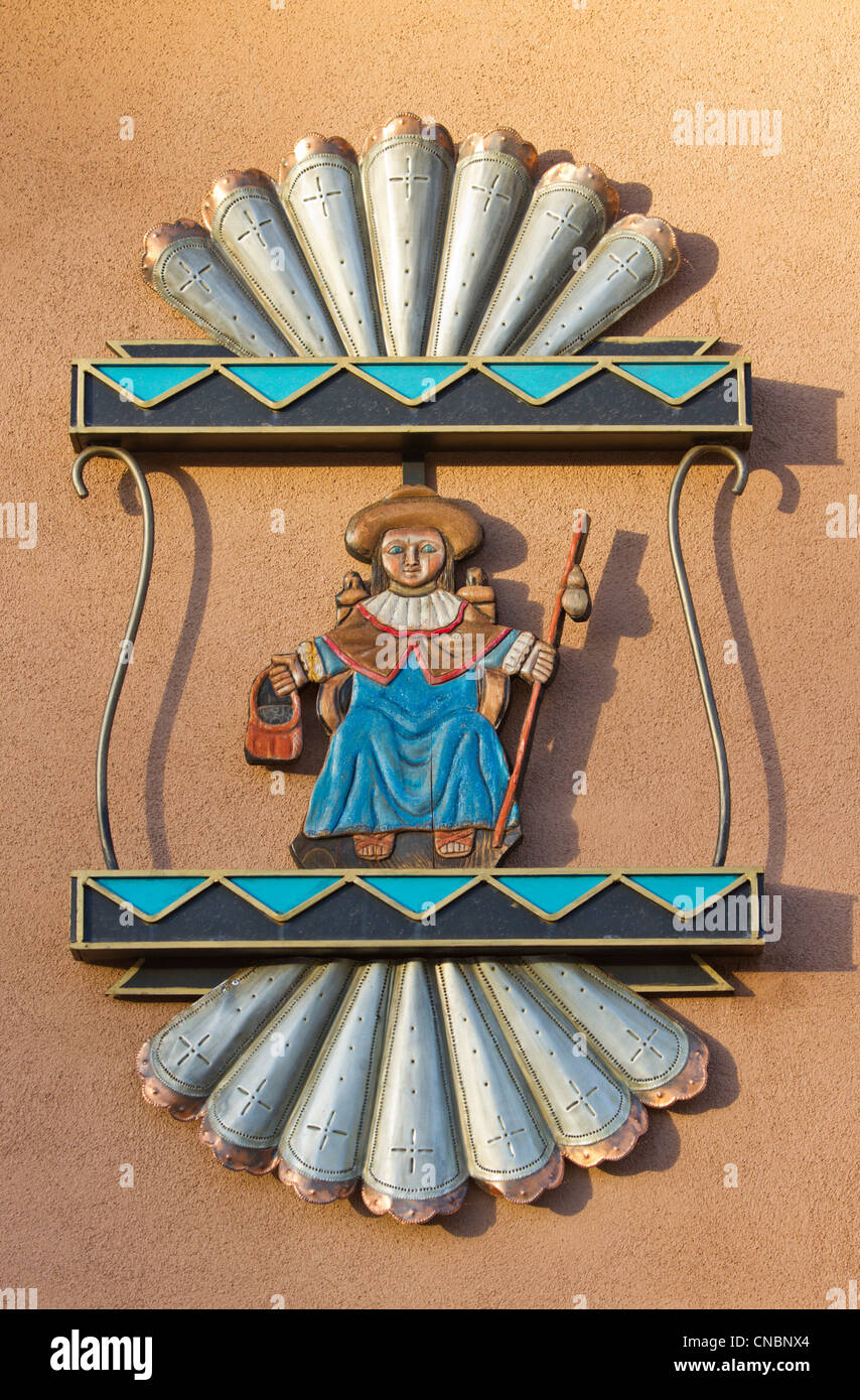 Die Santo Niño de Atocha, eine römisch-katholische Bild vom Jesuskind, außerhalb einer Kirche in Chimayo, New Mexico. Stockfoto