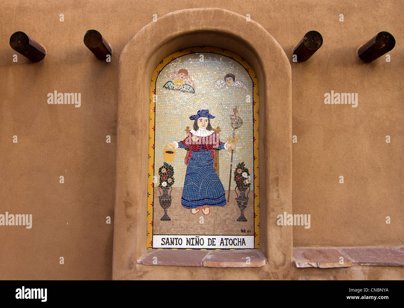 Die Santo Niño de Atocha, eine römisch-katholische Bild vom Jesuskind, außerhalb einer Kirche in Chimayo, New Mexico. Stockfoto
