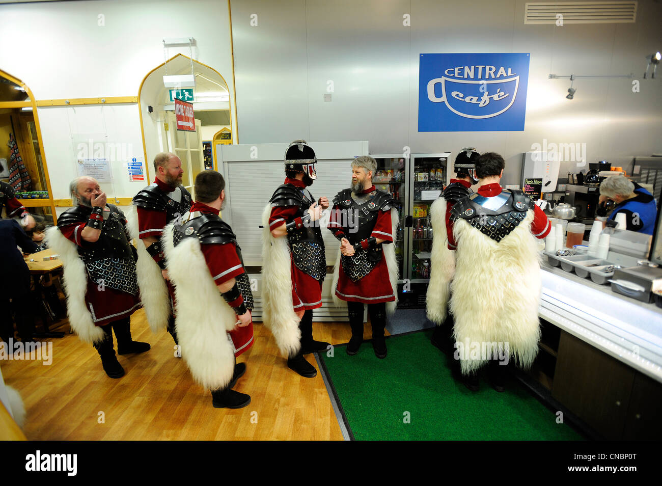 In Viking Kostüm gekleidete Männer beteiligen sich am jährlichen Up Helly Aa-Festival in Lerwick, Shetland Island, Schottland. Stockfoto