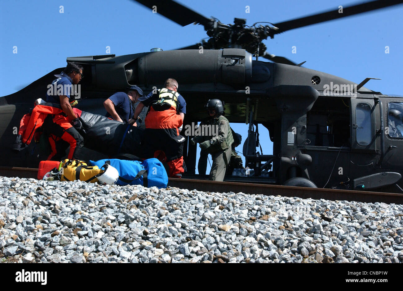 New Orleans, LA, 7. September 00 Urban Search and Rescue Mitglieder laden Lieferungen Iinto Blackhawk Hubschrauber, die com hat Stockfoto