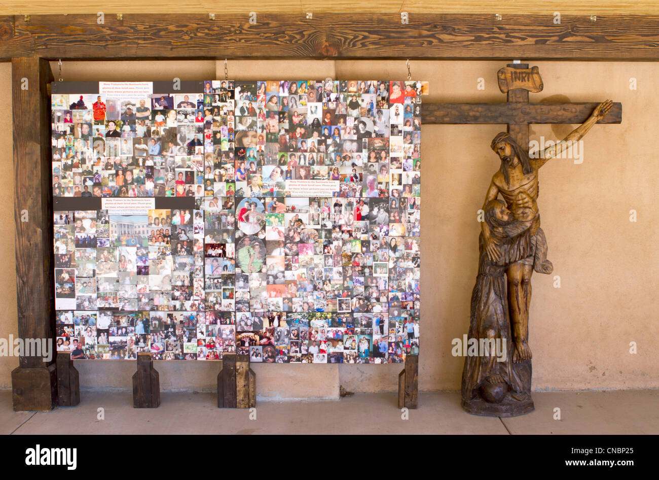 Bilder links von Anhängern während der Wallfahrt von Ostern in der Wallfahrtskirche von Chimayo, New Mexico. Stockfoto