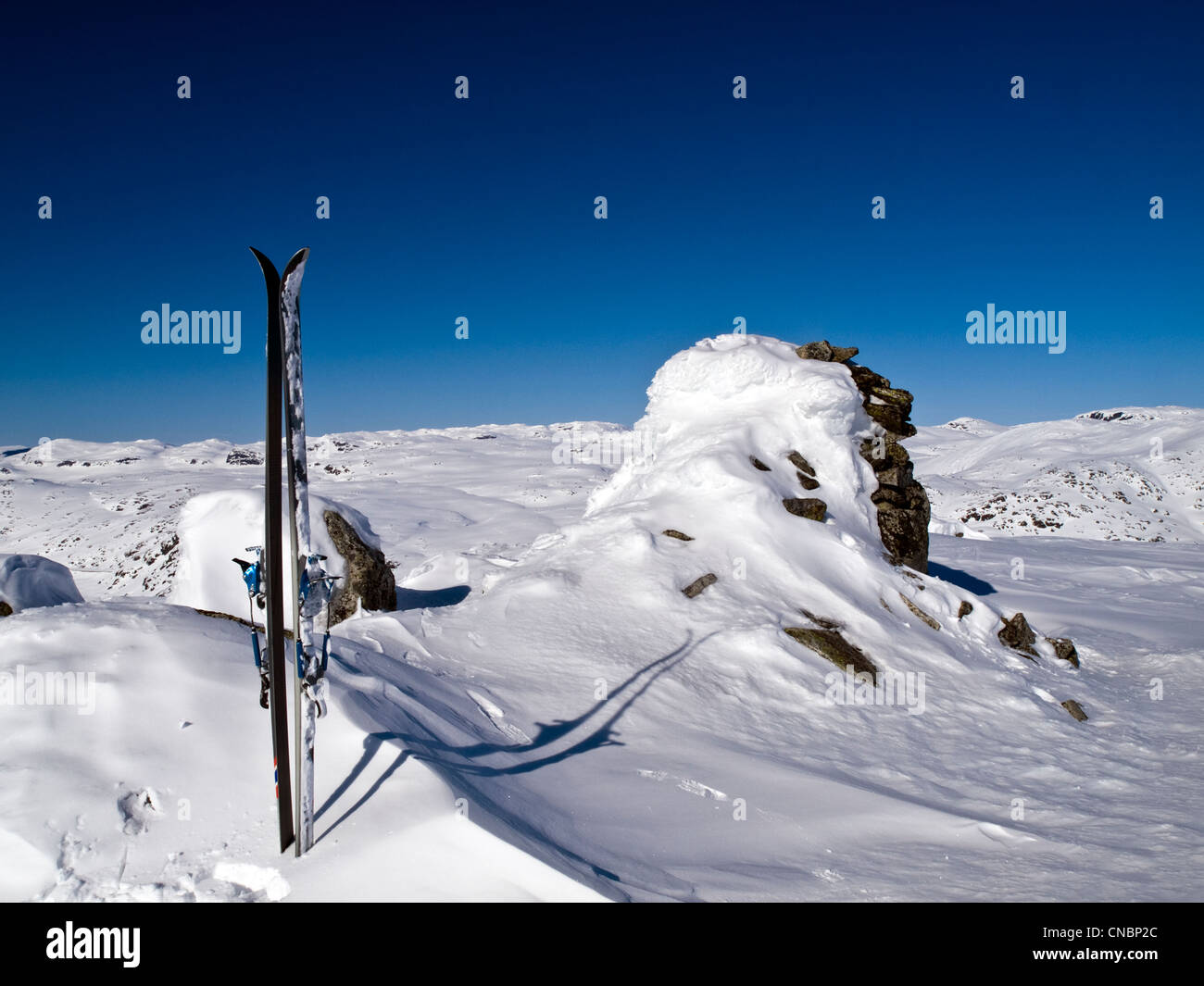 Paar Ski auf Gipfel. Skitouren in der Region Hardanger in Norwegen Stockfoto