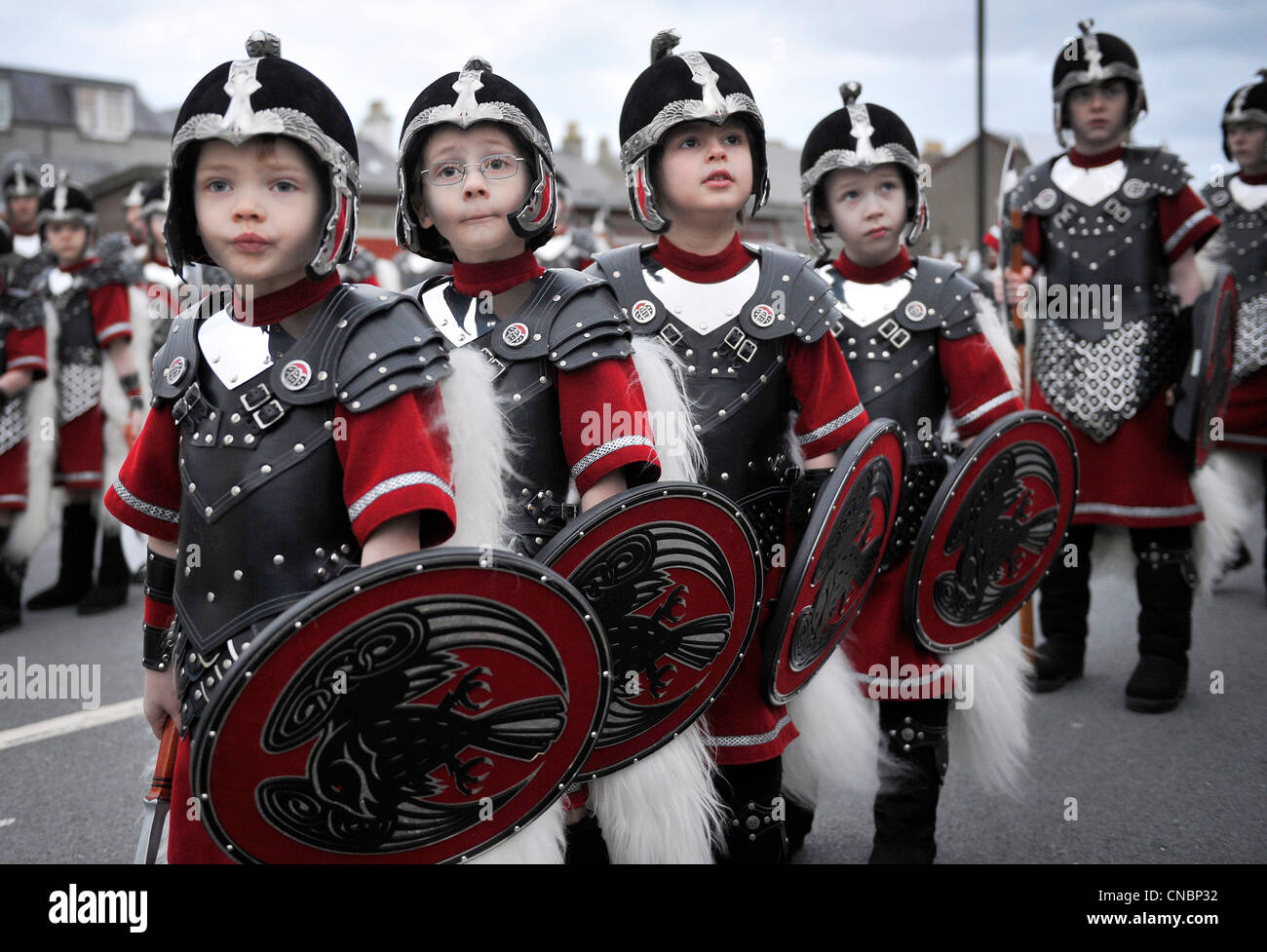 In Viking Kostüm gekleidete Männer beteiligen sich am jährlichen Up Helly Aa-Festival in Lerwick, Shetland Island, Schottland. Stockfoto