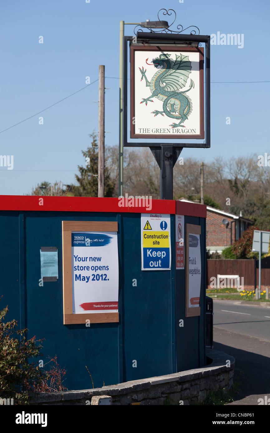 städtischen Pub geschlossen neu entwickelt werden als Wertaufbewahrungsmittel Tesco Express Stockfoto