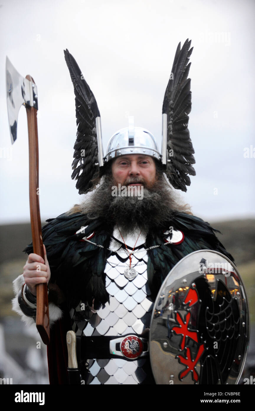 In Viking Kostüm gekleidete Männer beteiligen sich am jährlichen Up Helly Aa-Festival in Lerwick, Shetland Island, Schottland. Stockfoto