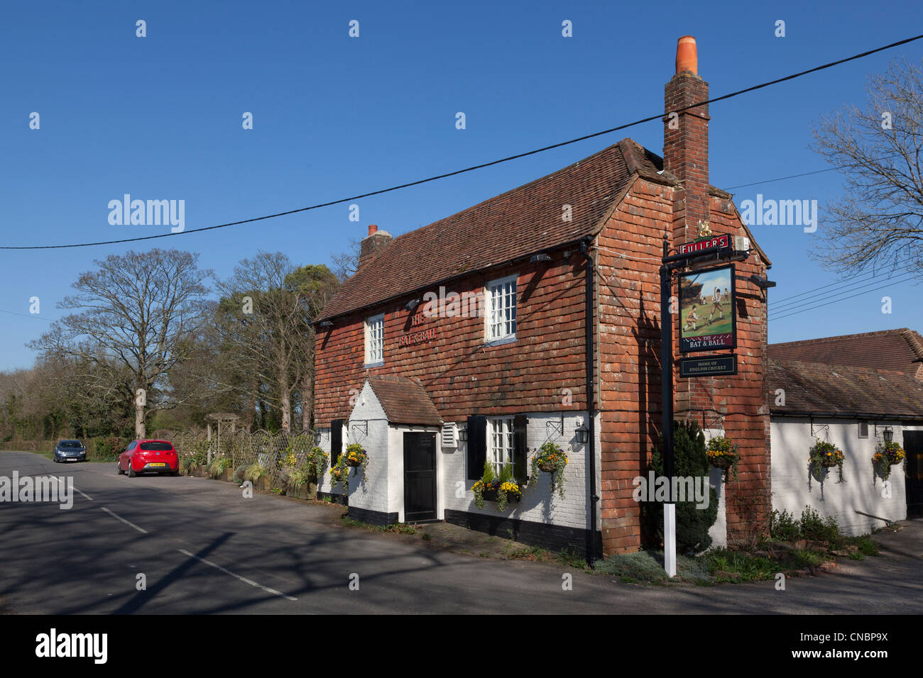 Die Schläger und Ball Pub gegenüber Hambledon Cricked Boden in Hampshire Stockfoto