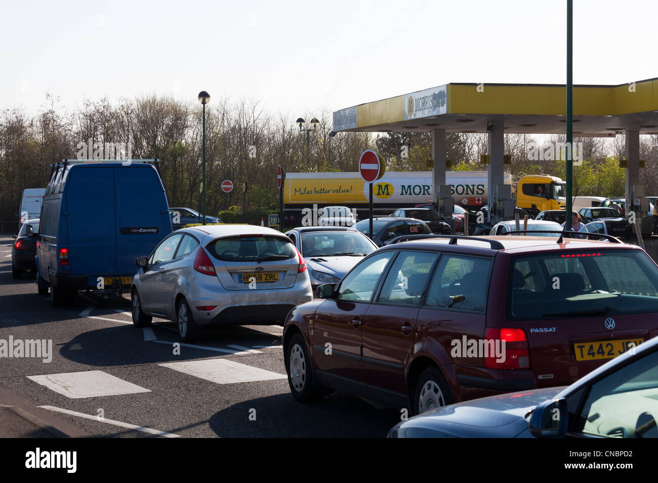 Fahrzeuge-Queing an Morrisions Suermarket Tankstelle für Kraftstoff Stockfoto