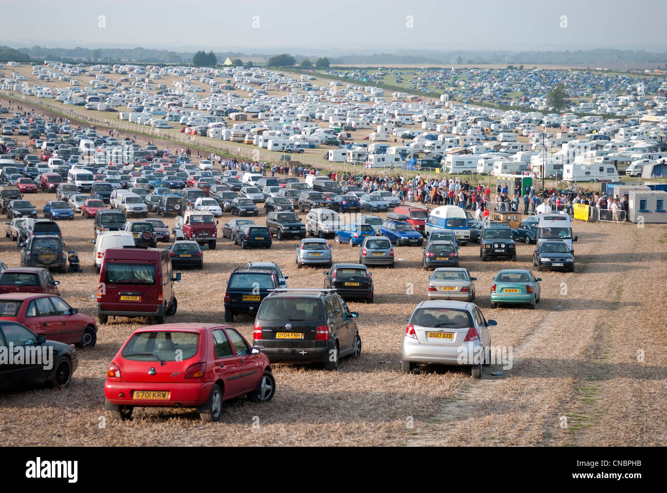 Autos und Wohnwagen in einem Feld in Dorset geparkt, die Teilnahme an der Great Dorset Steam Fair Stockfoto