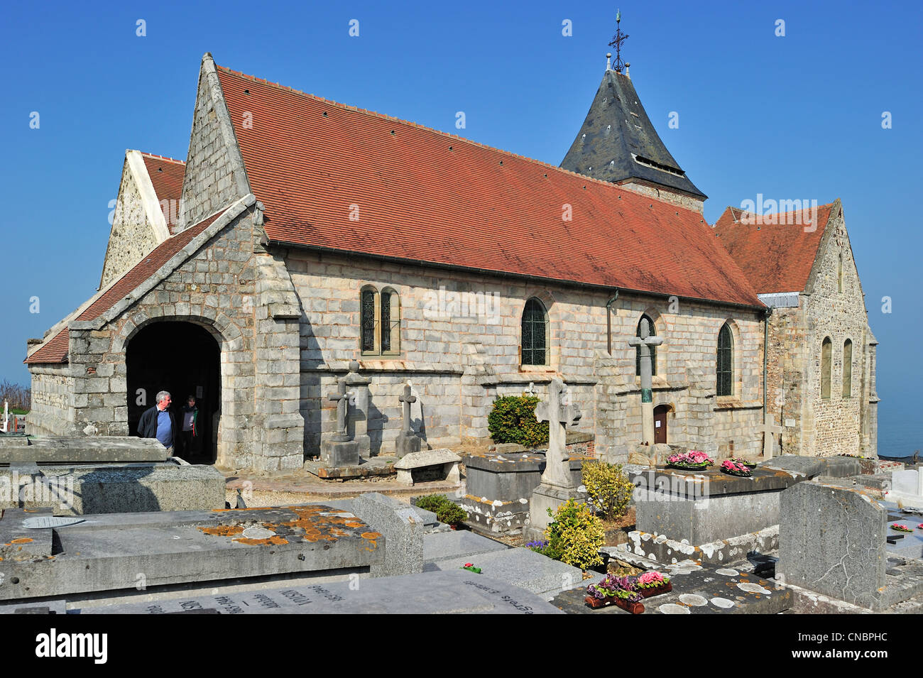 Saint-Valery-Kirche und Friedhof mit Grab des kubistischen Künstler Georges Braque in Varengeville-Sur-Mer, Normandie, Frankreich Stockfoto