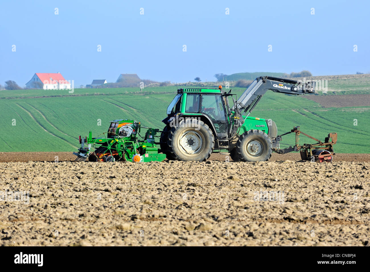 Farmer Traktor mit Drillmaschine säen / Sämaschine auf Feld bei Cap Gris Nez, Côte d ' Opale / d ' Opale, Frankreich Stockfoto