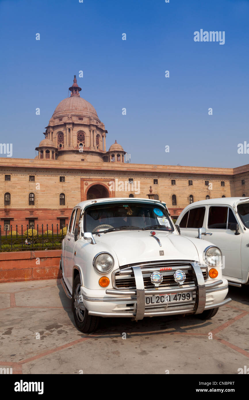 Indien, Uttar Pradesh, New Delhi, Regierungsgebäude und Botschafter Auto Stockfoto