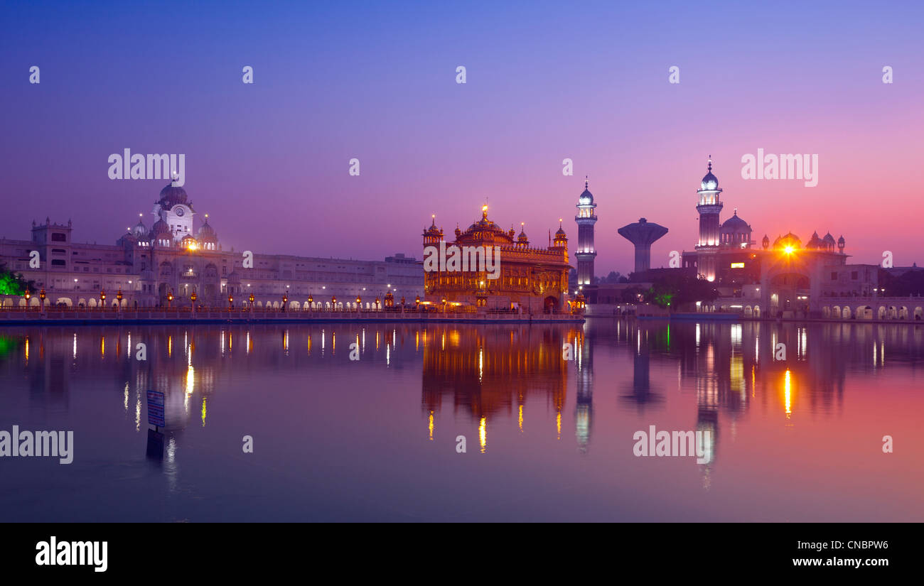 Indien, Punjab, Amritsar, Goldener Tempel bei Sonnenaufgang Stockfoto