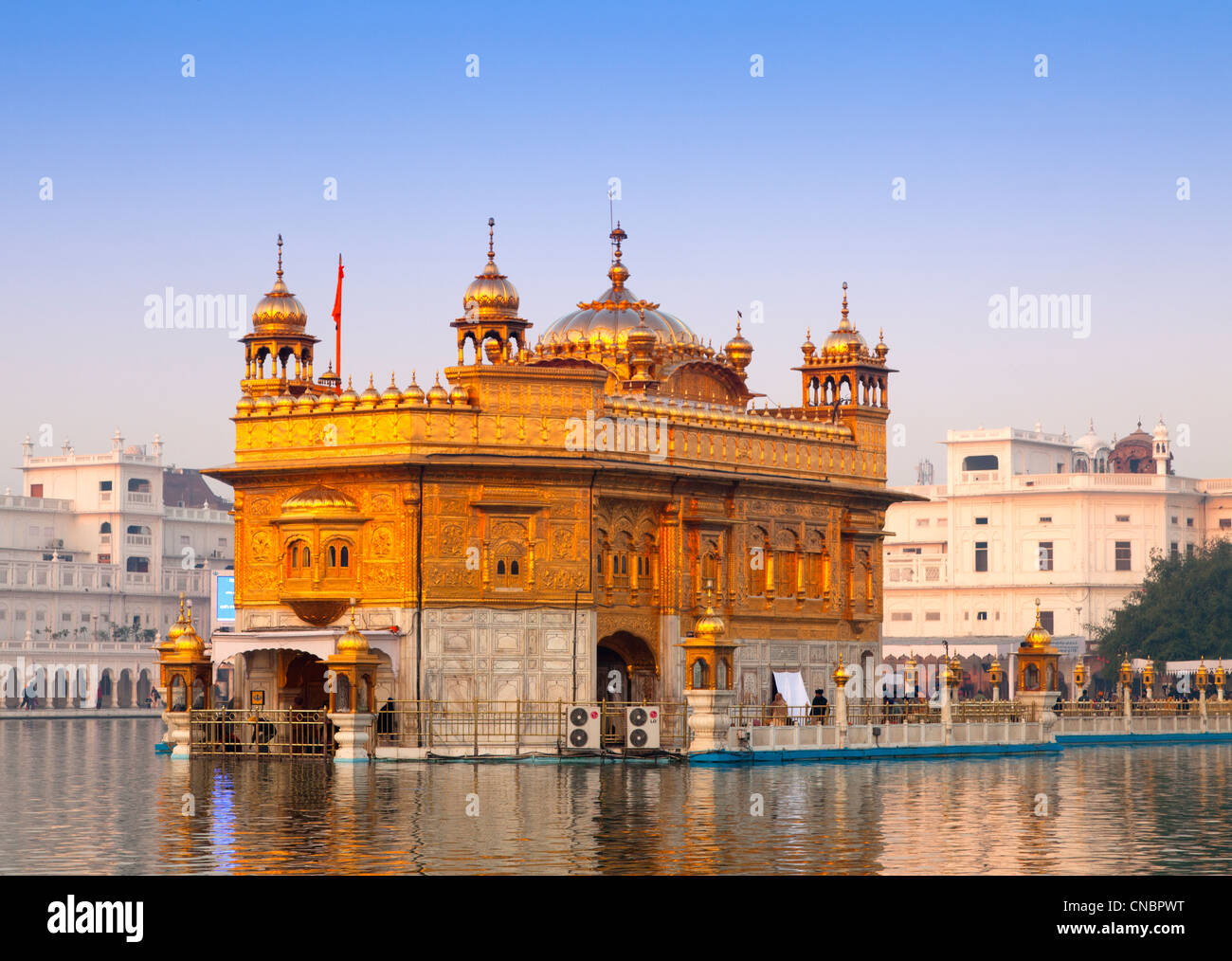 Indien, Punjab, Amritsar, Goldener Tempel im goldenen Morgenlicht Stockfoto