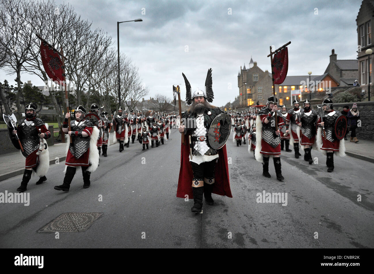 In Viking Kostüm gekleidete Männer beteiligen sich am jährlichen Up Helly Aa-Festival in Lerwick, Shetland Island, Schottland. Stockfoto