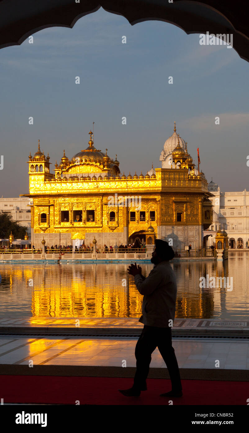 Indien, Punjab, Amritsar, Goldener Tempel im Morgengrauen Stockfoto
