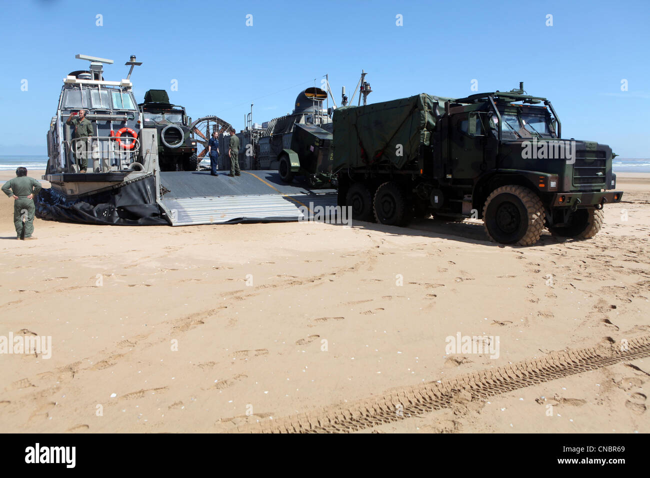 Ein Navy Hovercraft gemeinhin als eines STERNS (Luft-gepolsterte Landungfertigkeit) von den Transporten Mission wesentliche Ausrüstung Stockfoto