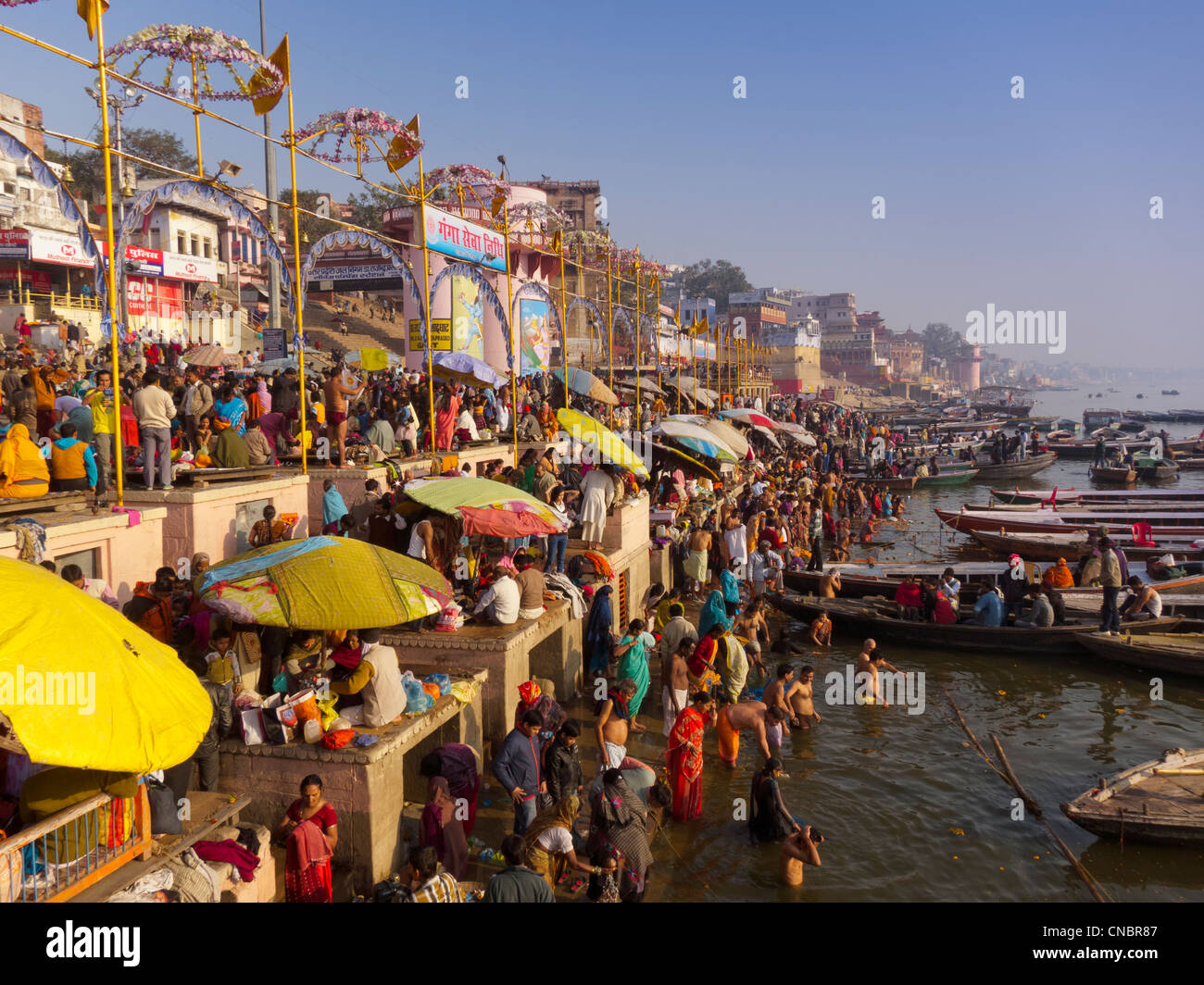 Indien, Uttar Pradesh, Varanasi, Pilger Baden und beten in den Ganges Stockfoto