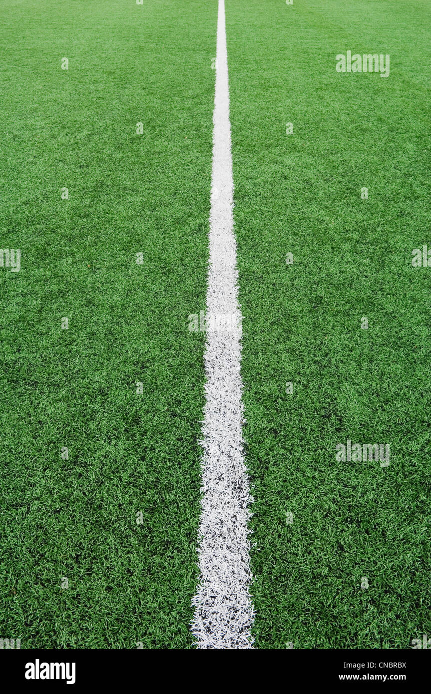 Weiße Linie auf einer Schule-Kunstrasen-Sportplatz. Stockfoto