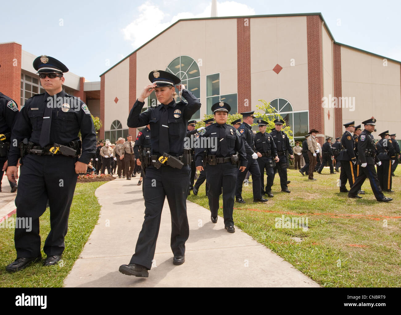 Masse der Offiziere in uniform besuchte Beerdigung für Austin Polizist getötet in der Linie der Pflicht in einer vollständigen Zeremonie Stockfoto
