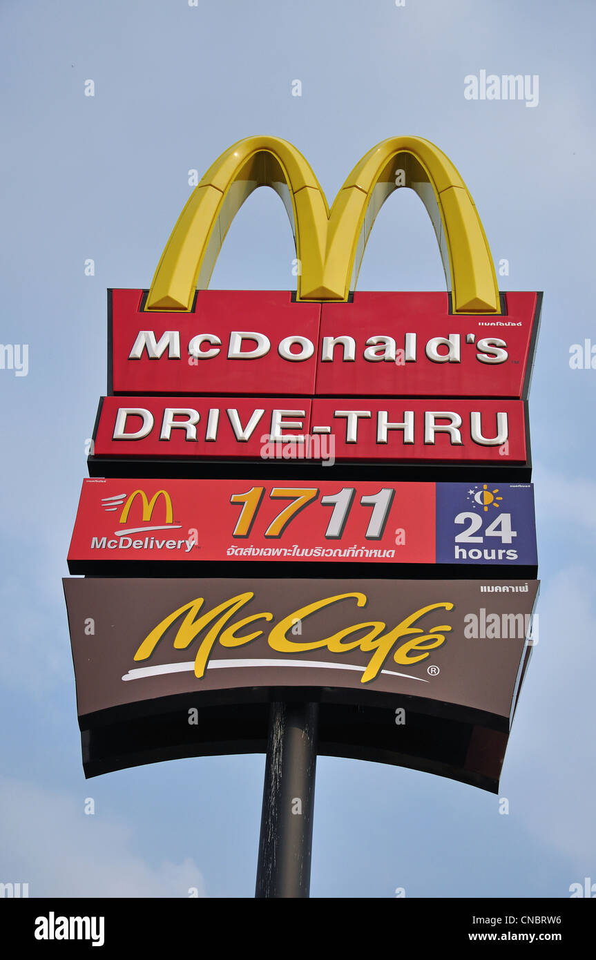 McDonald's Restaurant Schild am UDTOWN Open-Air Einkaufszentrum, Tong Yai Road, Udon Thani, Provinz Udon Thani, Thailand Stockfoto