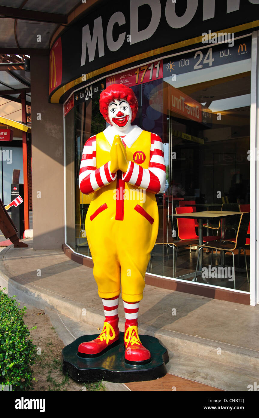 Ronald McDonald vor McDonald's-Restaurant, UDTOWN Einkaufszentrum, Tong Yai Road, Udon Thani, Provinz Udon Thani, Thailand Stockfoto
