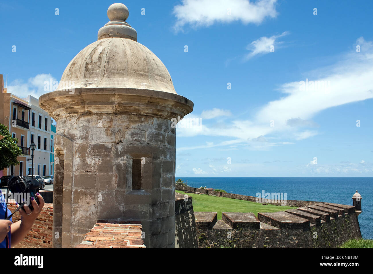 Ein Blick auf den historischen San Cristobal Festung Türmen befindet sich in Old San Juan Puerto Rico mit Blick auf El Morro. Stockfoto