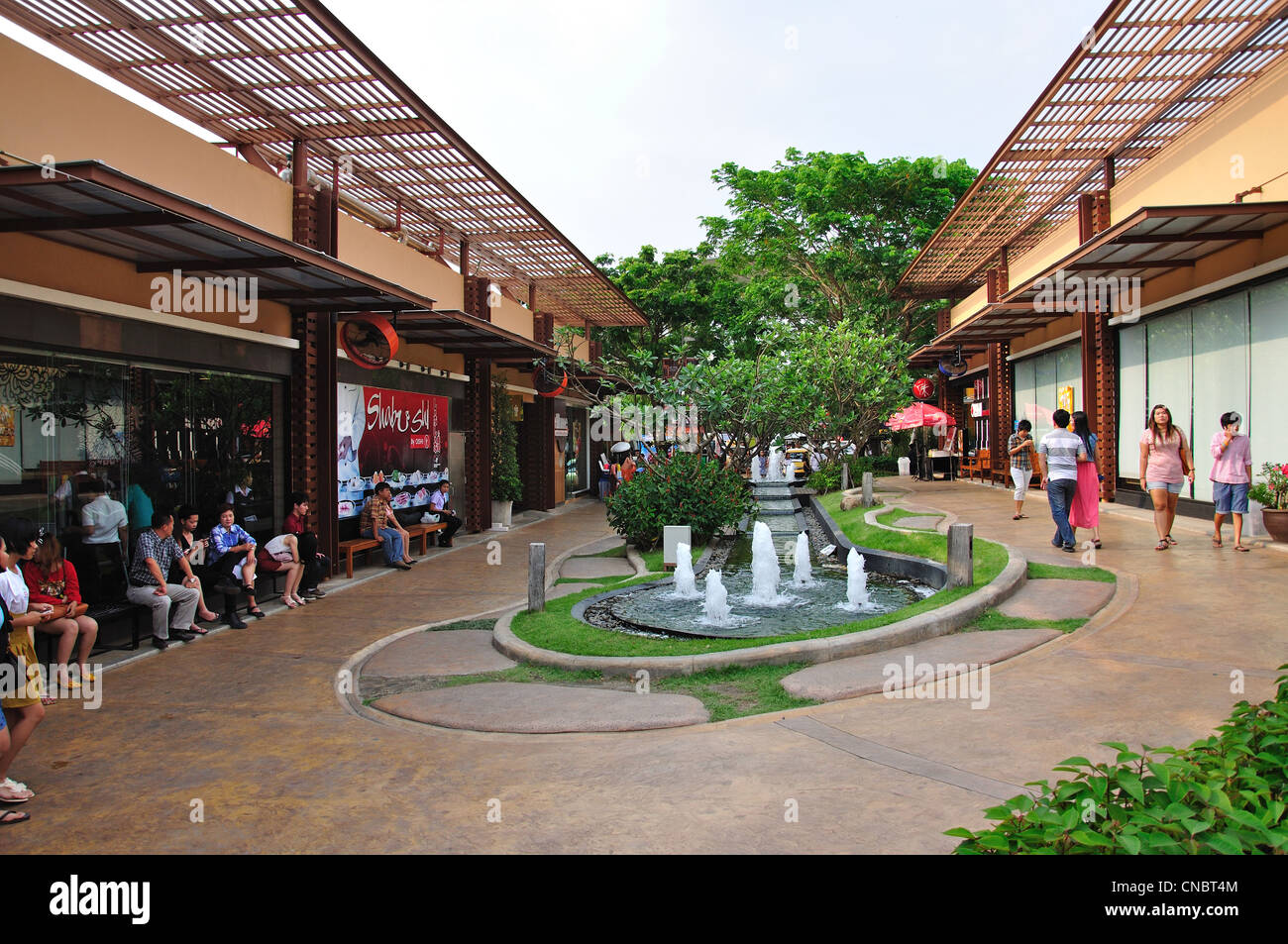 Hof am UDTOWN Open-Air Einkaufszentrum, Tong Yai Road, Udon Thani, Provinz Udon Thani, Thailand Stockfoto