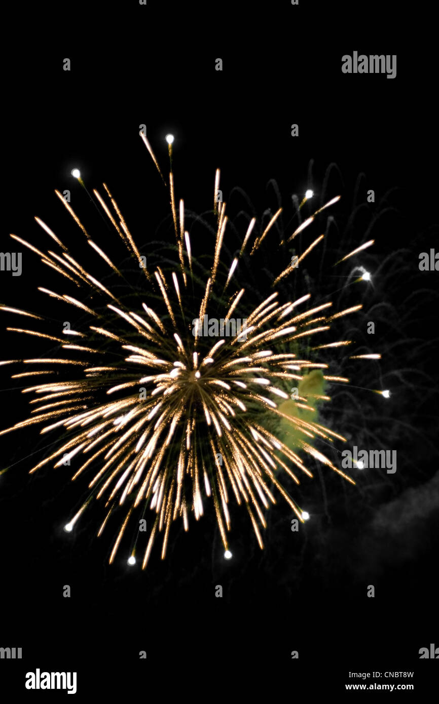 Schönen Feuerwerk explodiert in einem dunklen Nachthimmel. Es gibt viele Exemplar. Stockfoto