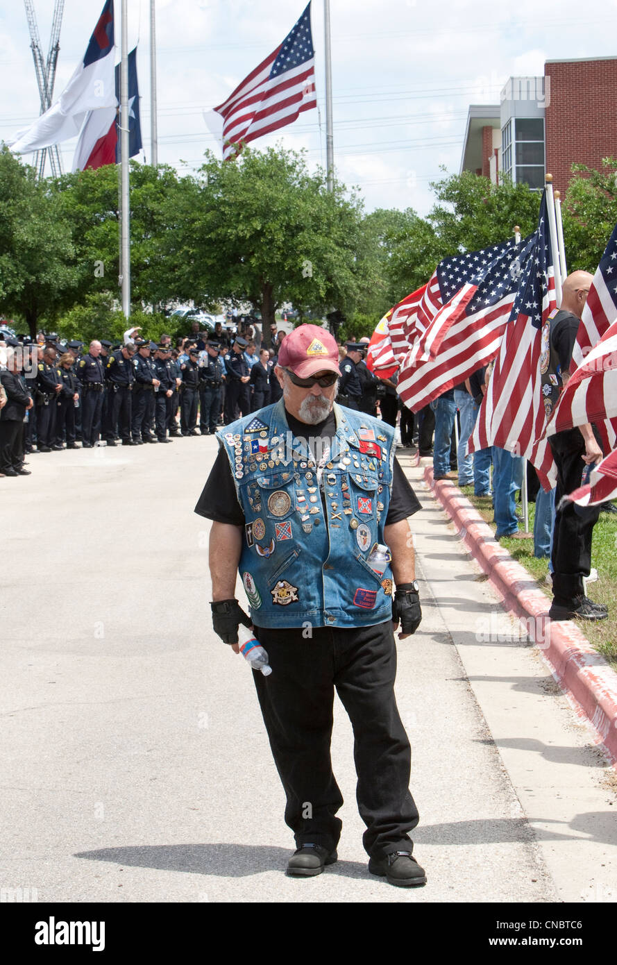 Tausende kamen Beerdigung für Austin Polizist Jaime Padron, getötet in der Linie der Pflicht Veteran Fahnen Stockfoto